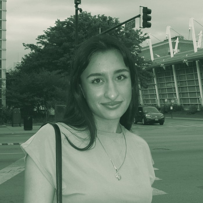 Portrait of Alina Hassan, co-founder and tutor at Academia Tutors